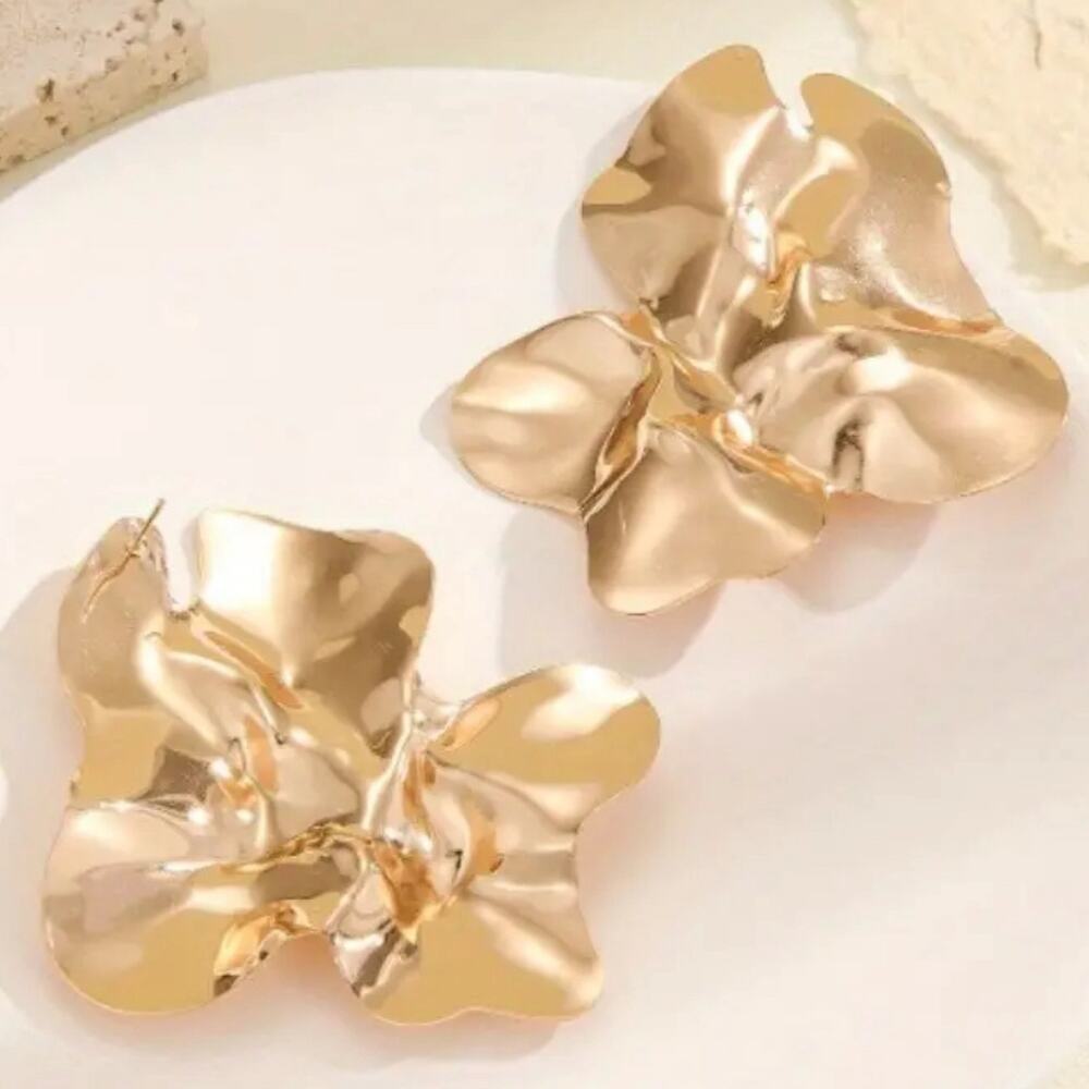 Wavy Gold Stud Earrings